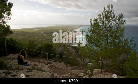 Vista panoramica con una femmina di escursionista in appoggio in un belvedere di Sa Pujada trail a isola di Formentera (Isole Baleari, Spagna) Foto Stock