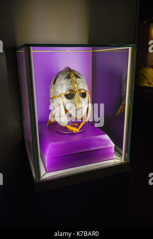 Sutton Hoo Suffolk, display in Sutton Hoo Visitor Center di una replica della anglo-Saxon casco scoperto in un tumulo sul sito nelle vicinanze, UK. Foto Stock