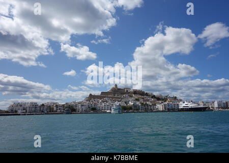 Il porto e la città vecchia di Ibiza, isole Baleari, Spagna. con una popolazione di 48,484, la città è la capitale di questa isola turistica. Foto Stock