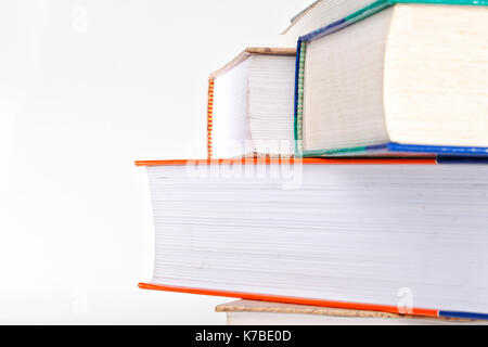 Alcuni vecchi libri su sfondo bianco. Foto Stock