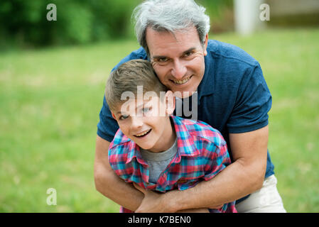 Padre e figlio all'aperto, ritratto Foto Stock