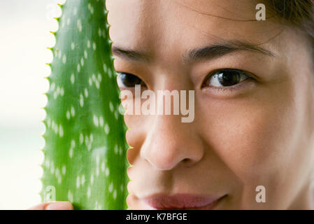 Donna con la foglia di aloe vera Foto Stock