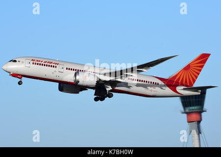 Air India Boeing 787 Dreamliner partenza fuori l'aeroporto di Heathrow Inghilterra,UK Foto Stock