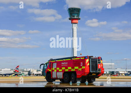 Dall'Aeroporto Londra Heathrow antincendio di emergenza carrello accanto al controllo del traffico aereo Tower Foto Stock