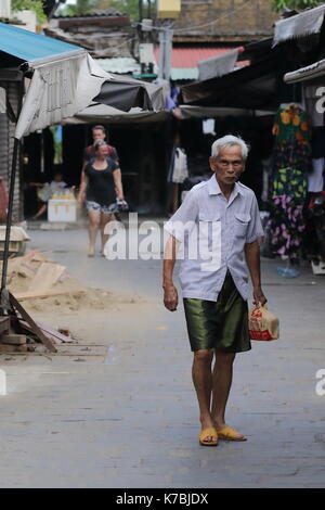 Un locale unico vietnamita in strade di hoi an old town, Vietnam Foto Stock