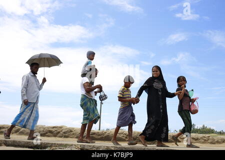 Teknaf, Bangladesh. Xiii Sep, 2017. popolazione rohingya e sul modo di camp a shahpori isola, in teknaf. Credito: md. mehedi hasan/Pacific press/alamy live news Foto Stock