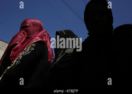 Teknaf, Bangladesh. Xiii Sep, 2017. rohingya donna attende per alimenti da un carrello dopo aver attraversato il Bangladesh-confine birmano a teknaf. Credito: md. mehedi hasan/Pacific press/alamy live news Foto Stock