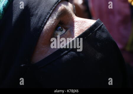 Teknaf, Bangladesh. Xiii Sep, 2017. Una donna rohingya attende di ottenere alimenti da un carrello dopo aver attraversato il Bangladesh-confine birmano a teknaf. Credito: md. mehedi hasan/Pacific press/alamy live news Foto Stock