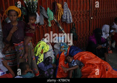 Teknaf, Bangladesh. Xiii Sep, 2017. Un ragazzo rohingya sul sonno quando altri si preparano ad andare a Refugee Camp teknaf. Credito: md. mehedi hasan/Pacific press/alamy live news Foto Stock