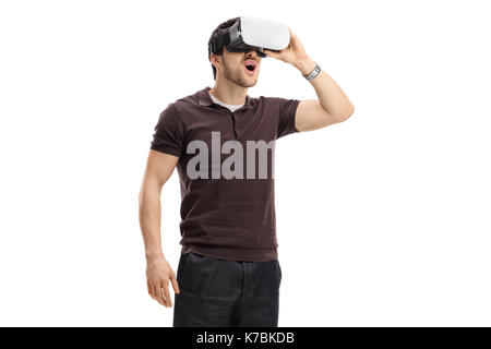 Stupito guy utilizzando una realtà virtuale auricolare isolati su sfondo bianco Foto Stock