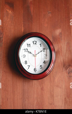 Nizza orologio moderno appeso su una superficie di legno Foto Stock