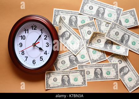 Sfondo astratto con orologio e il lotto di un dollaro di banconote Foto Stock