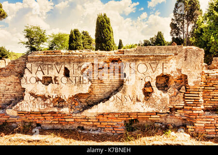 Frammenti di iscrizioni di marmo posto sull attico di porta romana Foto Stock