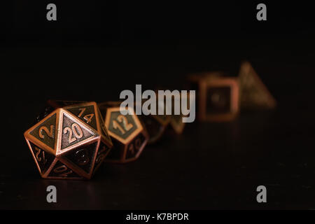 Un set di dadi poliedrici su di una superficie di ardesia. Questi dadi sono utilizzati per i giochi di ruolo come Dungeons & Dragons. Foto Stock