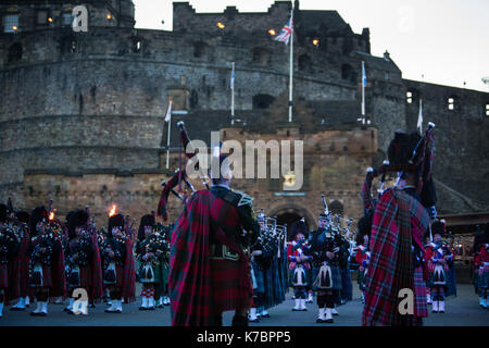 Edinburgh Royal Tattoo di fronte al Castello di Edimburgo, a Edimburgo, in Scozia, il 15 settembre 2017. Foto Stock