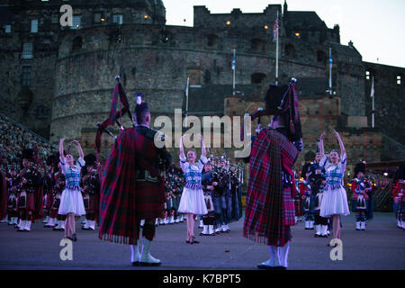 Edinburgh Royal Tattoo di fronte al Castello di Edimburgo, a Edimburgo, in Scozia, il 15 settembre 2017. Foto Stock