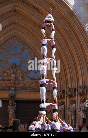 Facendo le persone torri umane di fronte alla cattedrale, un tradizionale spettacolo in Catalogna chiamato "castellers" Foto Stock