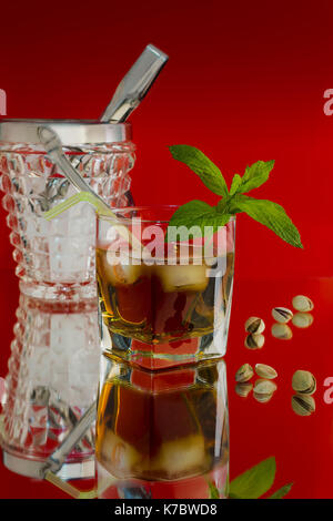 Bicchiere da cocktail con ghiaccio 4 Foto Stock