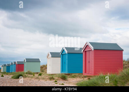 Pittoresca spiaggia di capanne sulla costa a Findhorn, murene, Scozia. Foto Stock