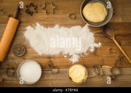 Flatlay raccolta di strumenti e gli ingredienti per la cottura vegan biscotti di Natale con la margarina e chia semi come sostituzione di uovo e farina copyspace su Foto Stock