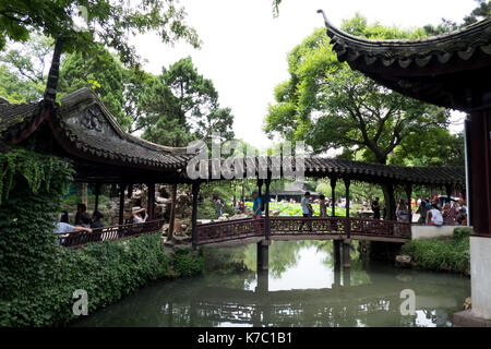 Il popolo cinese e per i turisti che visitano la umile administrator's garden a Suzhou, Cina, Asia, un sito patrimonio mondiale dell'unesco. Asian viaggi e turismo Foto Stock