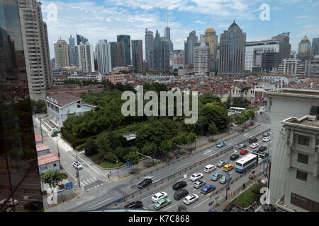 La veduta urbana di shanghai, Cina, Asia. orizzontale nella città cinese con contrasto tra palazzi moderni grattacieli e le tradizionali case antiche di asian Foto Stock