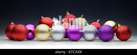 Le palle di Natale impostato su sfondo nero di grande formato orizzontale per striscioni Foto Stock