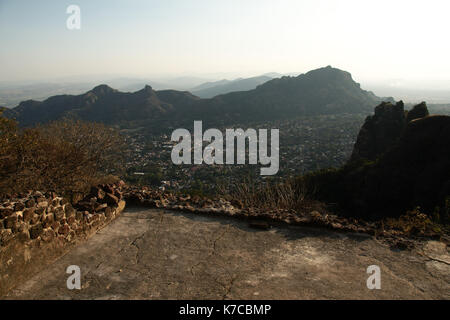 Tepoztlan, Morelos, Messico - 2013: Vista panoramica dalla montagna Tepozteco. Foto Stock