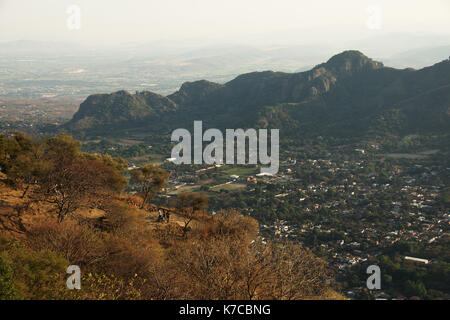 Tepoztlan, Morelos, Messico - 2013: Vista panoramica dalla montagna Tepozteco. Foto Stock