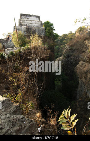 Tepoztlan, Morelos, Messico - 2013: Rovine del tempio El Tepozteco, in cima al monte Tepozteco. Foto Stock