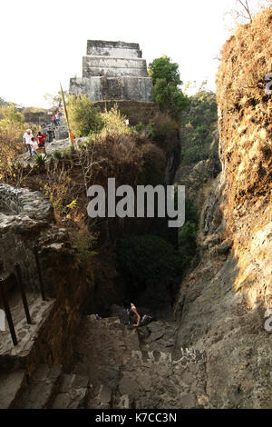 Tepoztlan, Morelos, Messico - 2013: Rovine del tempio El Tepozteco, in cima al monte Tepozteco. Foto Stock