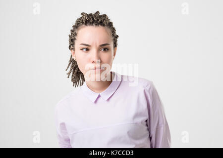 Malinconici dubbia ragazza caucasica con trecce di guardare di traverso, sentirsi sicuri. ella rendere una decisione importante Foto Stock