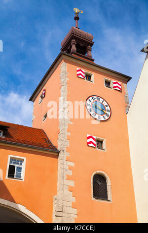 Germania. vecchia torre dell orologio, ingresso a Regensburg City dal ponte di pietra Foto Stock