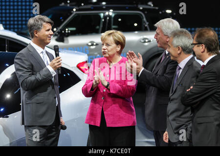 Francoforte, Germania. 14 Settembre 2017. Salone Internazionale del motore 2017 (IAA, Internationale Automobil-Ausstellung), passeggiata di apertura con Angela Merkel, cancelliere della Germania. Qui allo stand BMW: Harald Krüger (CEO BMW), Angela Merkel, Volker Bouffier (primo ministro dell'Assia), Peter Feldmann (Signore Sindaco di Francoforte), Alexander Dobrindt (Ministro federale dei trasporti e delle infrastrutture digitali). Credito: Christian Lademann Foto Stock