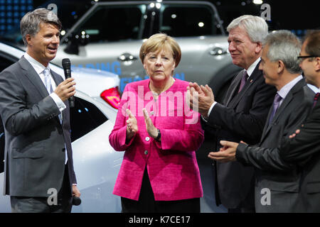 Francoforte, Germania. 14 Settembre 2017. Salone Internazionale del motore 2017 (IAA, Internationale Automobil-Ausstellung), passeggiata di apertura con Angela Merkel, cancelliere della Germania. Qui allo stand BMW: Harald Krüger (CEO BMW), Angela Merkel, Volker Bouffier (primo ministro dell'Assia), Peter Feldmann (Signore Sindaco di Francoforte), Alexander Dobrindt (Ministro federale dei trasporti e delle infrastrutture digitali). Credito: Christian Lademann Foto Stock