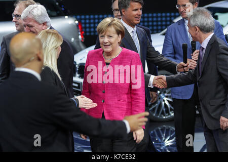 Francoforte, Germania. 14 Settembre 2017. Salone Internazionale del motore 2017 (IAA, Internazionale Automobillo-Ausstellung), passeggiata di apertura con Angela Merkel, cancelliere della Germania, qui allo stand BMW. Credito: Christian Lademann Foto Stock