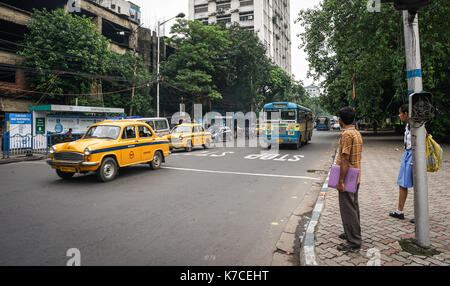 Kolkata, India - 8 lug 2015. la gente camminare sulla strada in Kolkata, India. kolkata è conosciuto per la sua grande architettura coloniale gallerie d'arte e cultu Foto Stock