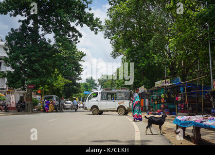 Kolkata, India - Lug 9, 2015. persone su strada presso il centro cittadino in Kolkata, India. kolkata è conosciuto per la sua grande architettura coloniale gallerie d'arte e c Foto Stock