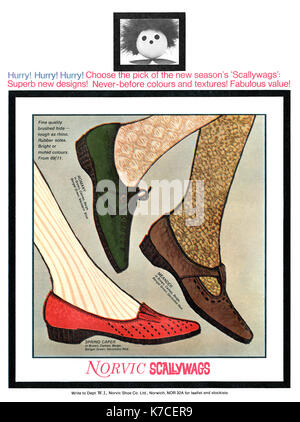 1966 British pubblicità per scarpe Scallywags da Norvic. Foto Stock