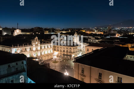 Vista notturna di piazza universita' di Catania, visto da sopra. Foto Stock
