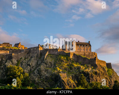 Sunset, il Castello di Edimburgo, visto dai giardini di Princes Street e il Castello di Edimburgo, Castle Rock, Edimburgo, Scozia. Regno Unito, GB. Foto Stock