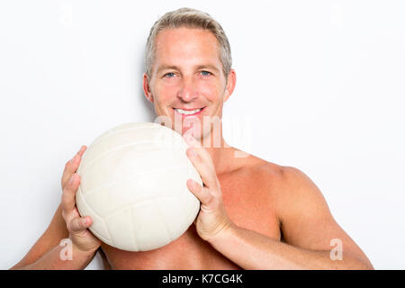 Giocatore di volleyball della spiaggia studio shot su bianco Foto Stock