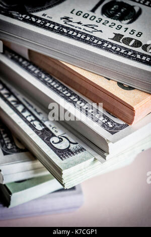 Diverse le fatture del dollaro, immagine concettuale, concetto di ricchezza Foto Stock