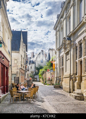 Francia, Center-Val de Loire, Touraine, Chinon, ristorante a cielo aperto in rue Voltaire Foto Stock