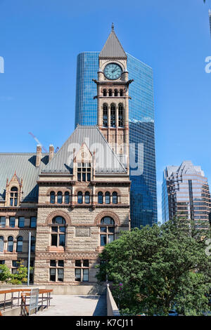 Il vecchio municipio di Toronto verso il vecchio municipio in Nathan Philips Square a Toronto, Ontario, Canada, America del nord Foto Stock