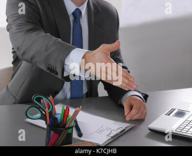 Imprenditore pronto a scuotere la mano in ufficio Foto Stock
