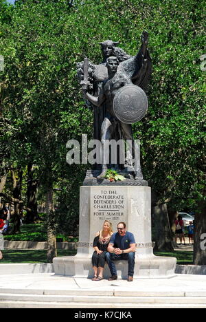 Giovane seduto di fronte ai Confederati difensori della statua di Charleston nel punto di bianco giardini sulla batteria a Charleston, Carolina del Sud Foto Stock