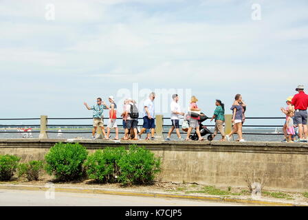 I turisti in Oriente Battery Street seawall in Charleston, Carolina del Sud Foto Stock