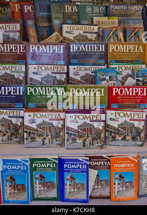 Pompei, Italia, 9 Agosto 2014: Pompei tour guide in diverse lingue, in un negozio vicino al sito. Foto Stock