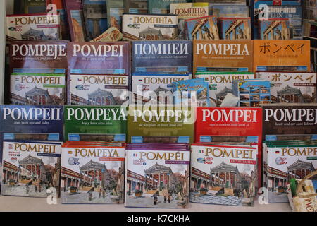 Pompei, Italia, 9 Agosto 2014: Pompei tour guide in diverse lingue, in un negozio vicino al sito. Foto Stock